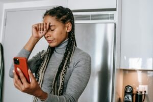 o que acontece se expor uma pessoa nas redes sociais​